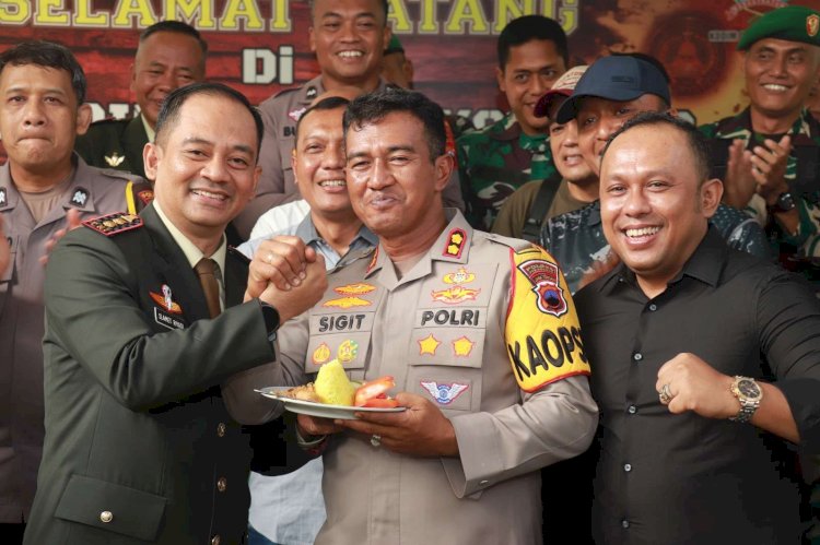 Kapolres Sukoharjo, AKBP Sigit, Memimpin Kunjungan Ke 4 (Empat) Satuan Tentara Nasional Indonesia Dalam Rangka Memperingati Hari Ulang Tahun TNI Ke-79 Di Kabupaten Sukoharjo Pada Sabtu (05/10). Istimewa/RMOLJawaTengah