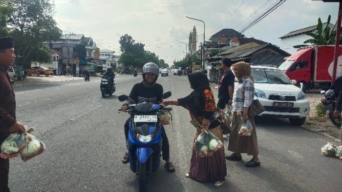 Relawan Bocahe Bapak bagikan sayuran gratis. Dian Tanti/RMOLJateng