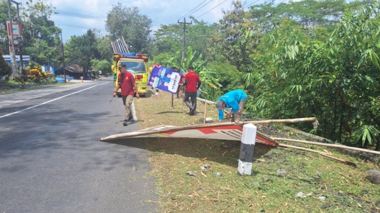 Tim gabungan dari Bawaslu Purworejo, Satpol PP, Dinas Perhubungan, Dinas Lingkungan Hidup dan Perikanan Kabupaten Purworejo menyisir APK melanggar di tiga rute, yakni arah Kecamatan Bener, arah Kecamatan Bagelen dan arah Kecamatan Kutoarjo. Budi Agung/RMOLJateng