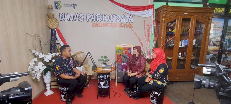 Podcast Ngopi Pariwisata (PNP) Berlangsung Di Mini Studio Dinas Pariwisata Demak Berkesempatan Menghadirkan Narasumber Inspiratif Anggota Woman Preneur Community, Isrofah Yang Ditemani Pihak Host Juni Dan Wakil Dinakerind Demak, Mastuti, Rabu (09/10). Istimewa/RMOLJawaTengah
