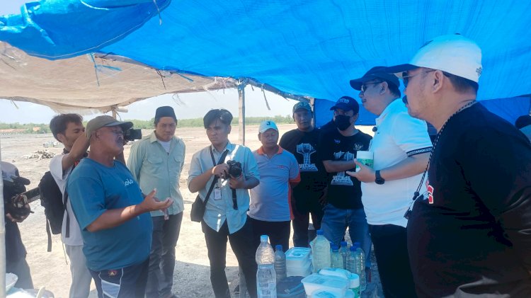 Bambang-Catur sambangi petani garam Bledug Kuwu, Rabu (9/10) siang. Rubadi/RMOLJateng.