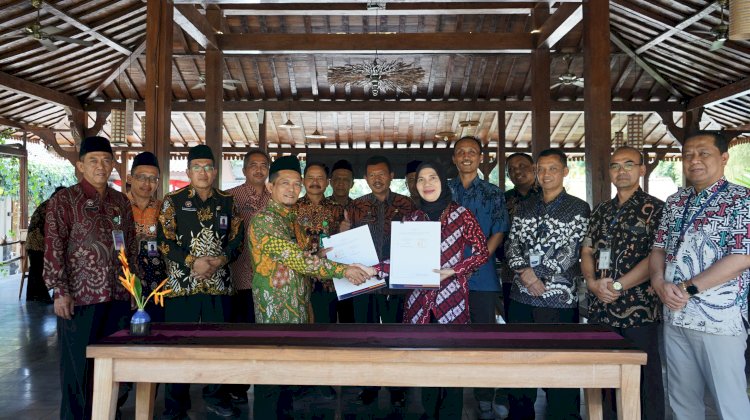 Penandatanganan Kerjasama Pengelolaan Gaji Kemenag Kabupaten Magelang Oleh Pemimpin Bank Jateng Magelang, Windarti Puspito Ningrum, Dan Kepala Kemenag Magelang, Istimewa/Rmoljawatengah