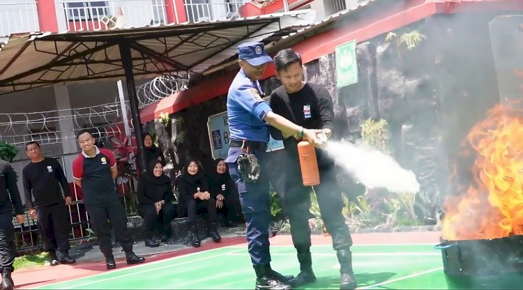 Petugas Damkar Banjarnegara pragakan cara memadamkan api kepada Tamping. Arief/RMOLJateng