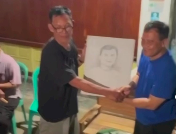 Cagub Ahmad Luthfi senang mendapatkan hadiah temu kangen dilukis sketsanya oleh para seniman. Dicky Aditya/RMOLJateng