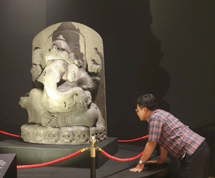 Seorang Anggota Tim Repatriasi Artefak Nusantara Sedang Memeriksa Arca Ganesha Yang Direpatriasi Oktober 2024 Dari Belanda Ke Republik Indonesia. Istimewa