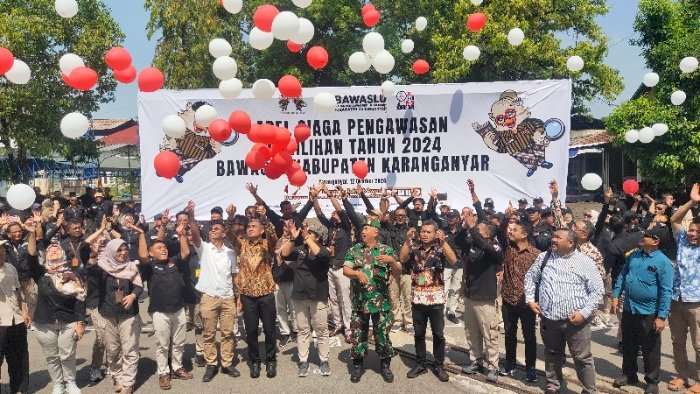 Apel siaga pengawasan masa Kampanye Pilkada 2204 di Pabrik Gula, Tasikmadu, Sabtu (13/10). Dian Tanti/RMOLJateng