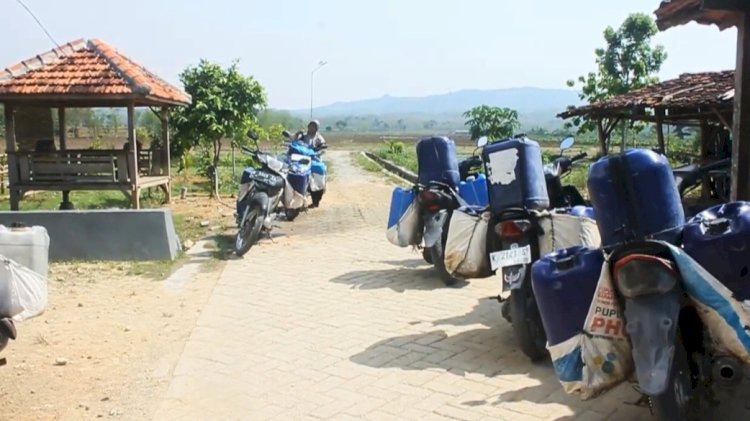 Warga Sarirejo Blora antre untuk mendapatkan air bersih, Minggu (13/10) siang. Rubadi/RMOLJateng.