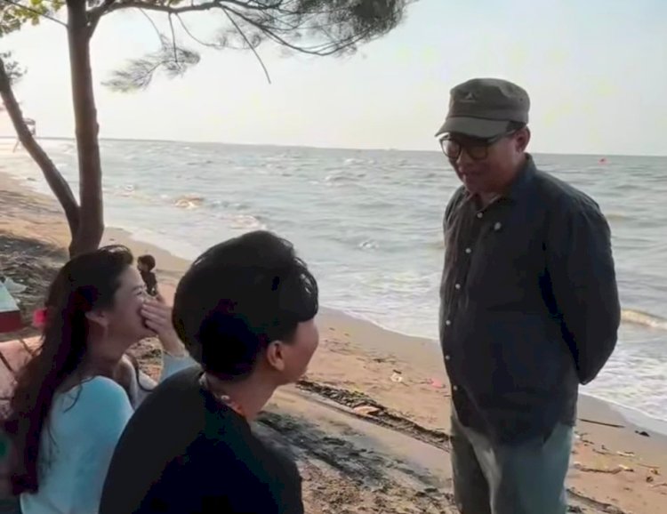 Calon Wakil Wali Kota Semarang, Iswar Aminuddin saat berbincang dengan wisatawan Pantai Tirang. Dicky Aditya/RMOLJateng