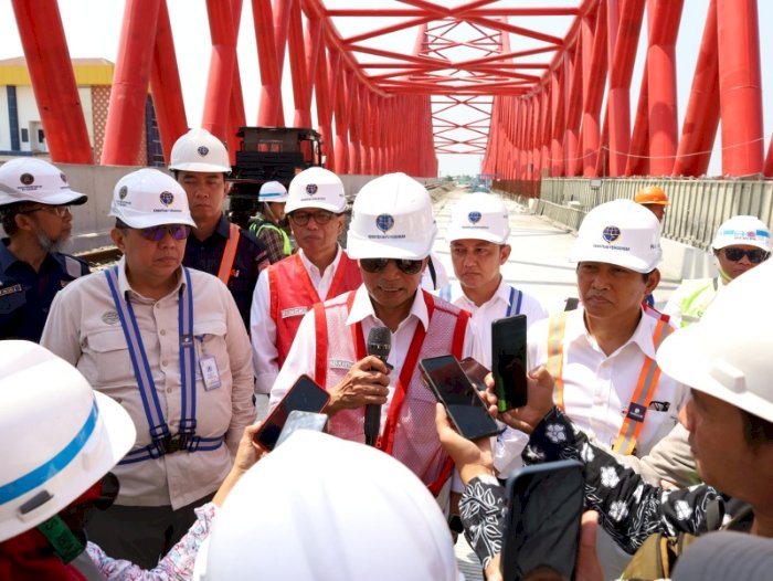 Menteri Perhubungan Republik Indonesia Budi Karya Sumadi meninjau proyek pembangunan Rel Layang Simpang Joglo, Solo, Jawa Tengah di Kota Solo, Jawa Tengah pada Minggu (13/10). Dian Tanti/RMOLJateng