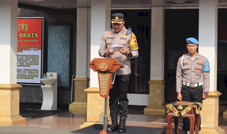 Kapolres Purbalingga AKBP Rosyid Hartanto Memimpin Apel Gelar Pasukan Operasi Zebra Candi 2024 Di Halaman Mapolres Purbalingga, Senin (14/10) Yang Diikuti Personel Gabungan Dari TNI, Polri, Satpol PP Dan Dinas Perhubungan. Humas Polres Purbalingga