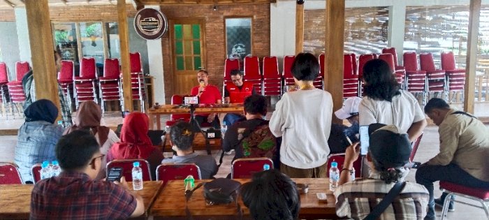 Ketua DPC Ketua DPC PDI Perjuangan Solo FX Hadi Rudyatmo saat menggelar jumpa pers di Girly Corner, Pucangsawit, Senin (14/10). Dian Tanti/RMOLJateng