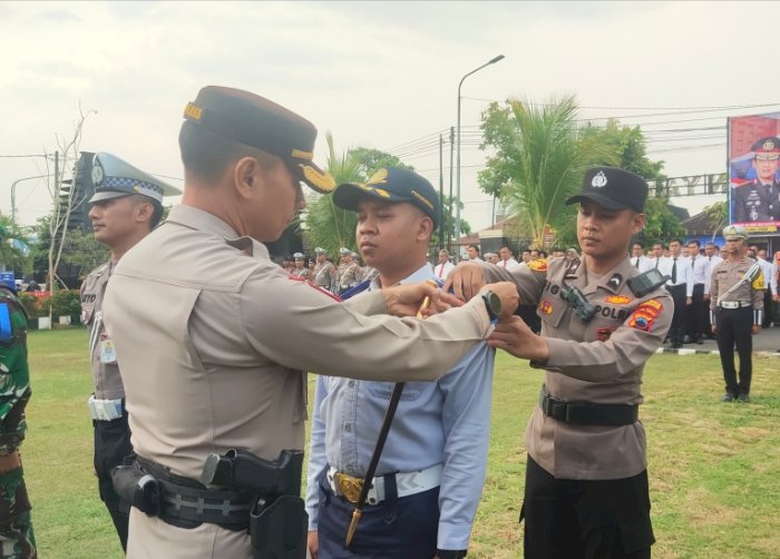 Kapolres AKBP Jerold HY Kumontoy menyematkan pin kepada salah seorang petugas sebagai tanda dimulainya Operasi Zebra Candi 2024. Dian Tanti/RMOLJateng