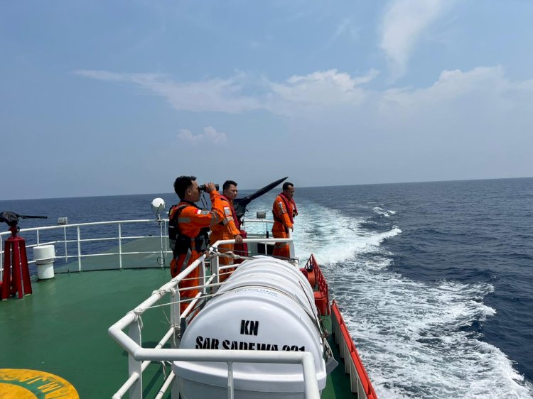 Tim SAR Kelas I Semarang Tengah Melakukan Pencarian Lima ABK Yang Hilang Di Perairan Juwana. Dokumentasi Basarnas