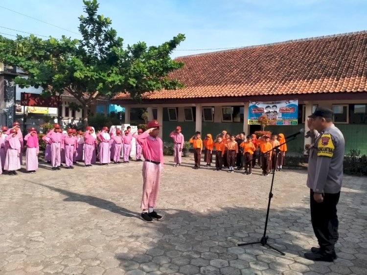 Bhayangkara Pembina Keamanan Dan Ketertiban Masyarakat (Bhabinkamtibmas) Polsek Kalimanah, Aipda Wahyu Sekti Santosa, Dipercaya Menjadi Pembina Upacara Bulanan Di SD Negeri 1 Karangpetir Pada Kamis (17/10). Istimewa/RMOLJawaTengah