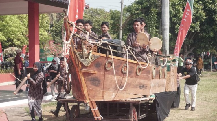 Pembukaan Defile Atau Parade Menyemarakkan Pembukaan Pekan Olahraga Pelajar Daerah (Popda) Kota Pekalongan Tahun 2024 Yang Digelar Oleh Pemerintah Kota Pekalongan Melalui Dinas Pariwisata, Kebudayaan, Kepemudaan Dan Olahraga (Dinparbudpora), Rabu (16/10) Kemarin. Istimewa
