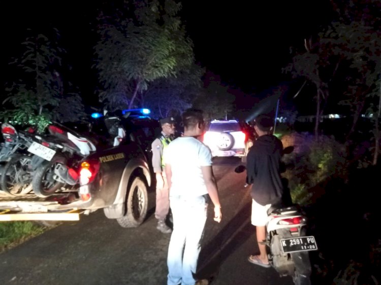 Polisi saat coba mengevakuasi pelaku pecah spion truk yang berhasil dibekuk warga. Yon Daryoni/RMOLJateng 