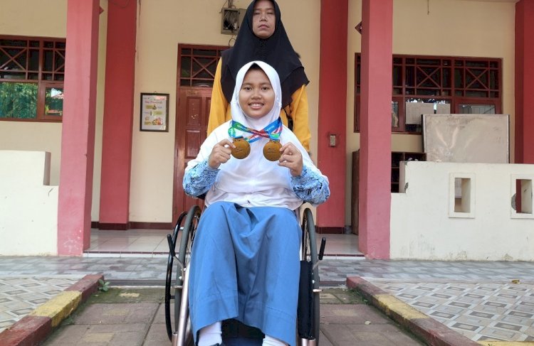 Senyum merekah ditunjukkan Chanifatul Mukarromah yang sukses medali emas pada ajang Peparnas XVII Solo, untuk cabang olahraga Bocia kategori Women's Individual dan Tim.  (Diskominfo Kab Batang)