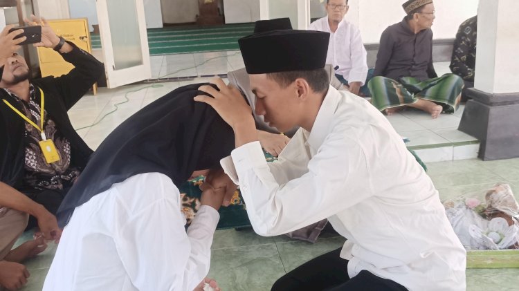 Usai ijab kabul, suami mendoakan istrinya untuk memulai kehidupan baru sebagai istri sah, Jumat (18/10) siang. Rubadi/RMOLJateng. 