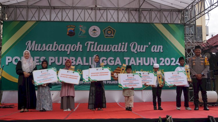 Para pemenang menerima piala dan piagam serta hadiah dari Polres Purbalingga. Hadiah diserahkan oleh masing-masing Kapolres Purbalingga, Ketua Bhayangkari, Dandim Purbalingga, Kepala Kejaksaan Negeri Purbalingga, Asisten Pemerintahan Pemkab Purbalingga dan yang mewakili Komandan Lanud Jenderal Besar Soedirman. (Humas Polres Purbalingga)