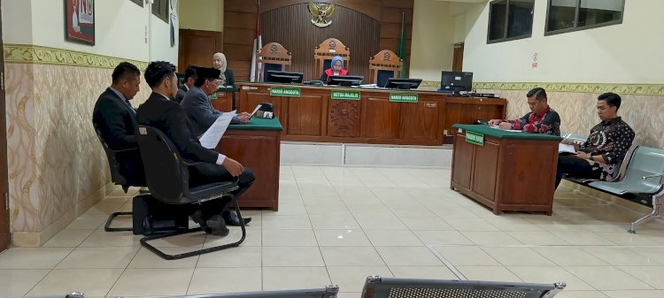 Suasana Sidang praperadilan ke Polres Rembang, di Pengadilan Negeri (PN) setempat, Jumat sore (18/10). Yon Daryono/RMOLJateng
