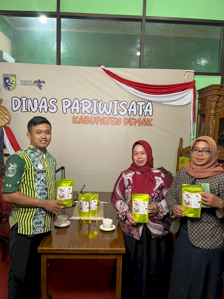 Percakapan Di NGOPI Di Studio Mini Dinas Pariwisata Demak, Jamu Coro Instan Diperkenalkan Oleh Tim Kelompok Usaha Bersama (KUB) Dengan Brand D'Swelaz. Dokumentasi/RMOLJawaTengah