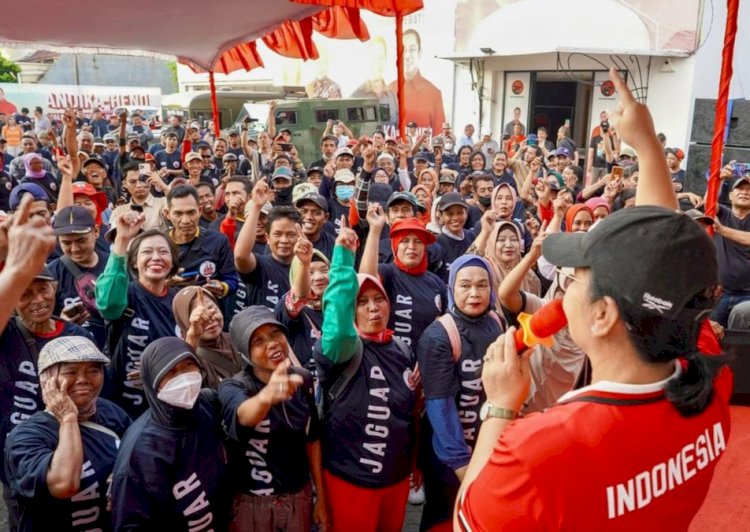 Ratusan relawan sapu jagat para petugas penyapu jalanan deklarasikan dukungan untuk Agustina-Iswar. Dicky Aditya/RMOLJateng 