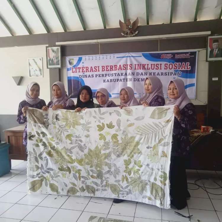  Masyarakat Dari Kelompok PKK Ibu-Ibu Belajar Membuat Batik Didampingi Pengusaha Batik Terkenal Natra Beri Semangat Mendukung Munculnya Makin Banyak Potensi Ekonomi Kreatif Baru. Dokumentasi