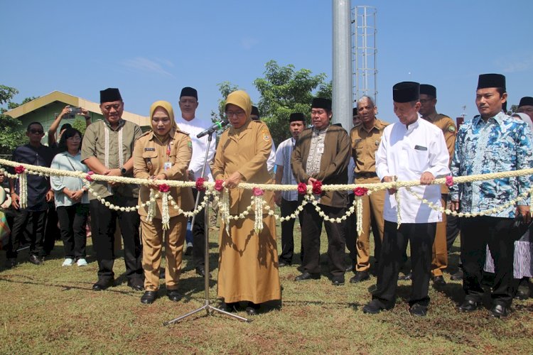 Pembukaan pameran HSN 2024 secara resmi ditandai dengan pengguntingan pita oleh Asisten Pemerintahan dan Kesejahteraan Rakyat Sekda Provinsi Jawa Tengah, Ema Rachmawati dan Plt Bupati Blora Tri Yuli Setyowati di Lapangan Kridosono. (Dinkominfo Kab. Blora)