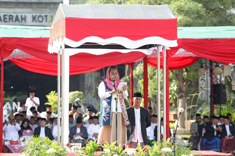 Wali kota Semarang, Hevearita Gunaryanti Rahayu saat memimpin apel peringatan Hari Santri tingkat Kota Semarang, Selasa (22/10) di halaman Balaikota Semarang. (Humas Pemkot Semarang)