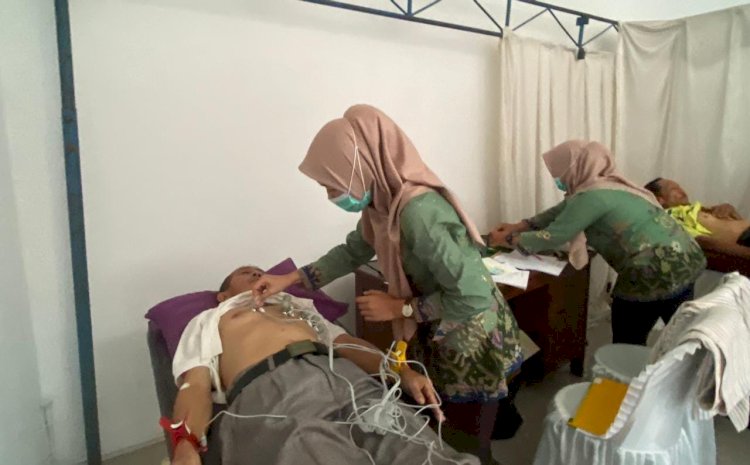 Medical Check-Up (MCU) Calon Jemaah Haji (Calhaj) Kabupaten Batang di Laboratorium Kesehatan Daerah (Labkesda) Batang, Selasa (22/10). (Dinkominfo Kab. Batang)