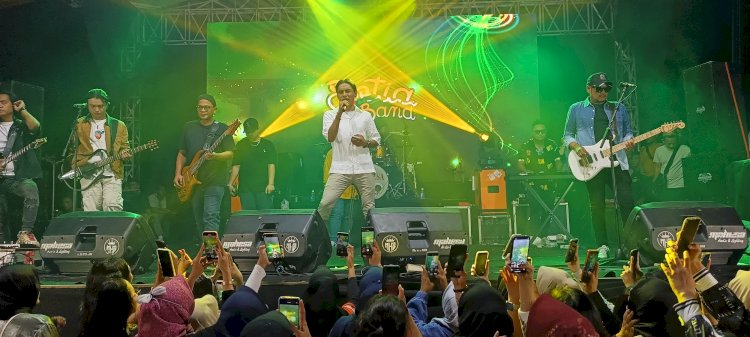 Saat Menonton Pagelaran Band Satia, Kapolres Rembang, AKBP Suryadi, Mensosialisasikan Peraturan Lalu Lintas, Selasa (22/10). Yon Daryono/RMOLJawaTengah