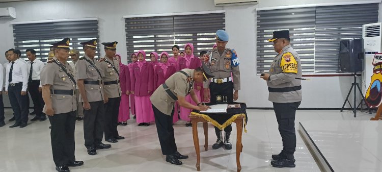 Mutasi Kepolisian Di Rembang Saat Kapolres Rembang AKBP Suryadi SIK SH Rabu, (23/10) Memberi Amanat Pada Acara Serah Terima Jabatan (Sertijab) Tiga Kapolsek Di Jajaran Polres Rembang Dan Mengingatkan Jajarannya Untuk Tetap Netral Dalam Menghadapi Pemilihan Kepala Daerah (Pilkada) Yang Akan Berlangsung. Yon Daryono/RMOLJawaTengah