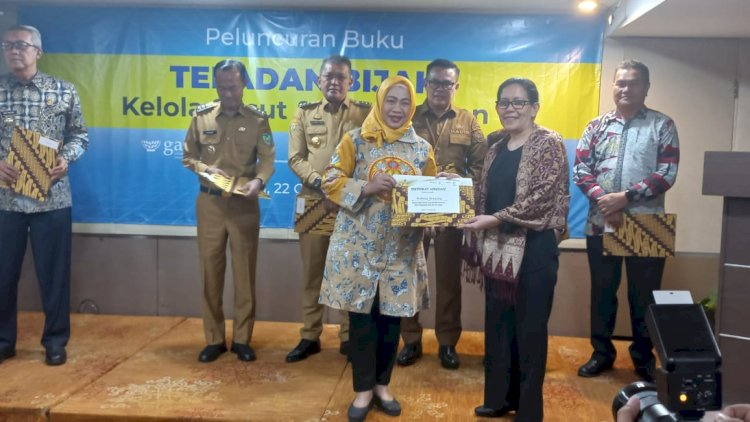 Wali Kota Semarang Hevearita Gunaryanti Rahayu, Diwakili Kepala Dinas Ketahanan Pangan, Endang Sarwiningsih, Meraih Sertifikat Apresiasi Atas Dedikasinya Dalam Mendukung Ketahanan Pangan Dan Pengelolaan Pangan Berkelanjutan Dari Bappenas Yang Diserahkan Langsung Oleh Dr. Vivi Yulaswati, M.Sc, Deputi Bidang Kemaritiman Dan Sumber Daya Alam Bappenas RI, Serta Ketua Pasca Panen Untuk Gizi Indonesia, Selasa (22/10). Istimewa
