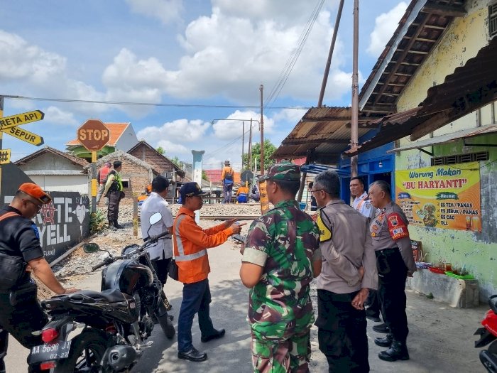 Petugas Daop 6 saat melakukan penutupan perlintasan tidak dijaga KM 13+0/1 antara Stasiun Solo Kota - Sukoharjo, Ds Larangan, Gayam, Sukoharjo, Jawa Tengah.  Dian Tanti/RMOLJateng