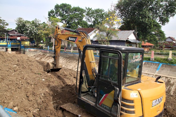 Alat berat tengah beroperasi melaksanakan normalisasi bendung Gabus di Kecamatan Blora. (Dinkominfo Kab Blora)