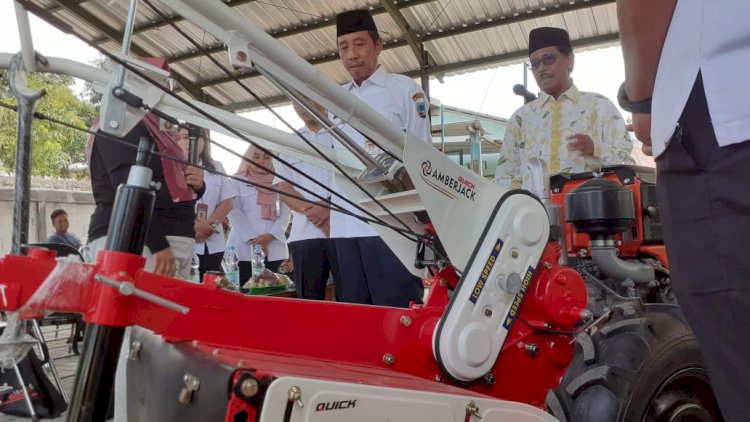 Bupati Rembang, Abdul Hafidz melihat kerja Alsintan yang diberikan kepada petani, Kamis (24/10) sore. Yon Daryono/RMOLJateng