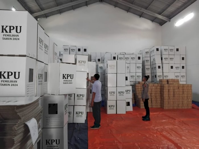 Surat Suara Untuk Pilbup Tiba Di Gudang Komisi Pemilihan Umum (KPU) Karanganyar, Jumat (25/10) Pukul 03.20 WIB Dinihari. Dian Tanti Burhani/RMOLJawaTengah