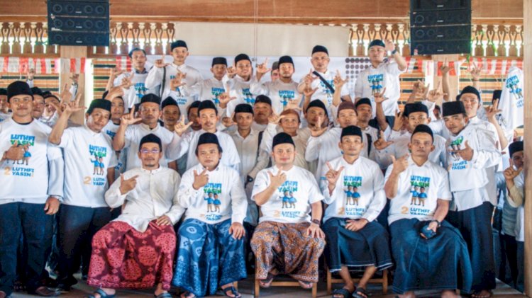 Relawan Peci Ireng Kabupaten Grobogan saat menggelar deklarasi dukungan Luthfi - Yasin di RM Nirmala Godong Grobogan Jawa Tengah, Minggu, (27/10) Dok. Istimewa/RMOLJateng.