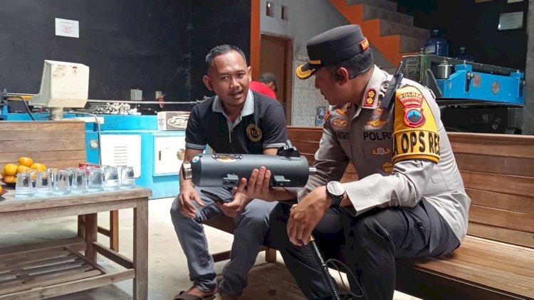 Giat Kepolisian Resor Purbalingga Senin (28/10) Memberikan Sosialisasi Peraturan Lalu Lintas Sekaligus Silaturahmi Kepada Produsen Knalpot Lokal. Tampak Kapolres Purbalingga, AKBP Rosyid Hartanto Berbincang Dengan Pimpinan Bengkel Yang Dikunjungi. Istimewa/RMOLJawaTengah