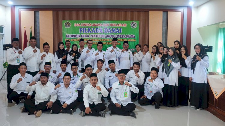 Segenap Aparatur Sipil Negara (ASN) Kementerian Agama Republik Indonesia (Kemenag) Kantor Rembang Dan Penyuluh Agama Dari Lintas Agama Menyatakan Ikrar Mengikuti Deklarasi Pemilihan Kepala Daerah (Pilkada) Damai Yang Diselenggarakan Di Aula Kantor Kemenag Rembang, Senin (28/10). Dokumentasi/RMOLJawaTengah