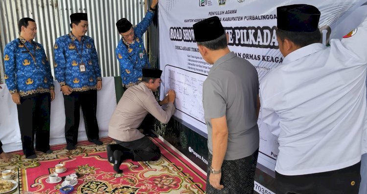 Kapolres Purbalingga, AKBP Rosyid Hartanto menandatangani deklarasi bersama para tokoh agam dan pimpinan ormas keagamaan dalam upaya menyukseskan pelaksanaan Pemilihan Kepala Daerah (Pilkada) Seretak, 27 November mendatang. (Humas Polres Purbalingga)