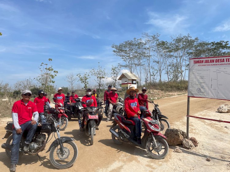 Puluhan warga memblokir jalan akses ke area tambang milik PT SIG. (Dok Pemdes Tegaldowo)