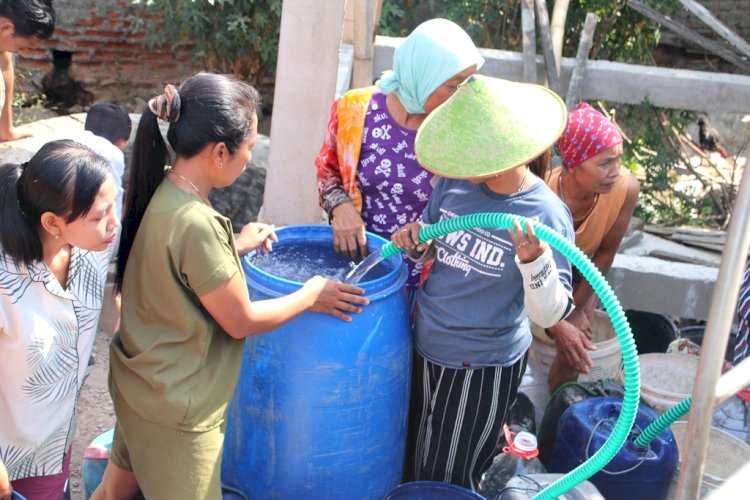 Warga terdampak kekeringan di Blora antusias menerima bantuan air bersih dari BPBD setempat, Senin (29/10).  (Dinkominfo Kab. Blora)