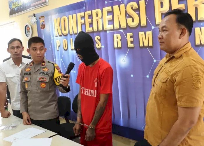 Wakapolres Rembang, Kompol M. Fadhlan, didampingi Kasat Resnarkoba Iptu Dwi Agus Istiyono dan Kasi Humas Ipda M Ansori saat menghadirkan tersangka kepada media, Rabu (30/10). Yon Daryono/RMOLJateng 