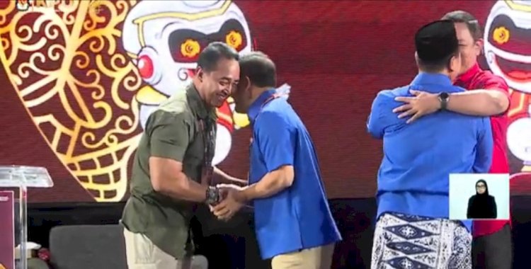 Dua paslon Cagub Jateng saling berpelukan usai debat pertama calon gubernur dan wakil gubernur Jawa Tengah, Rabu (30/10) malam. Dicky Aditya/RMOLJateng
