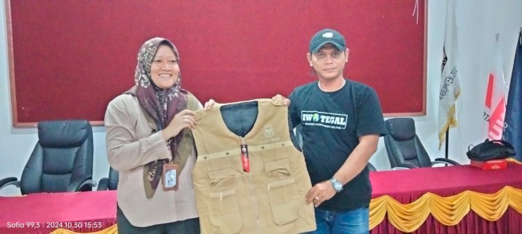 Penyerahan Jaket Rompi Oleh Dian Anika Sari, Divisi Sumber Daya Manusia (SDM) Komisi Pemilihan Umum Tegal Kepada Ketua IWO Dan Ketua PWI Kabupaten Tegal. Istimewa