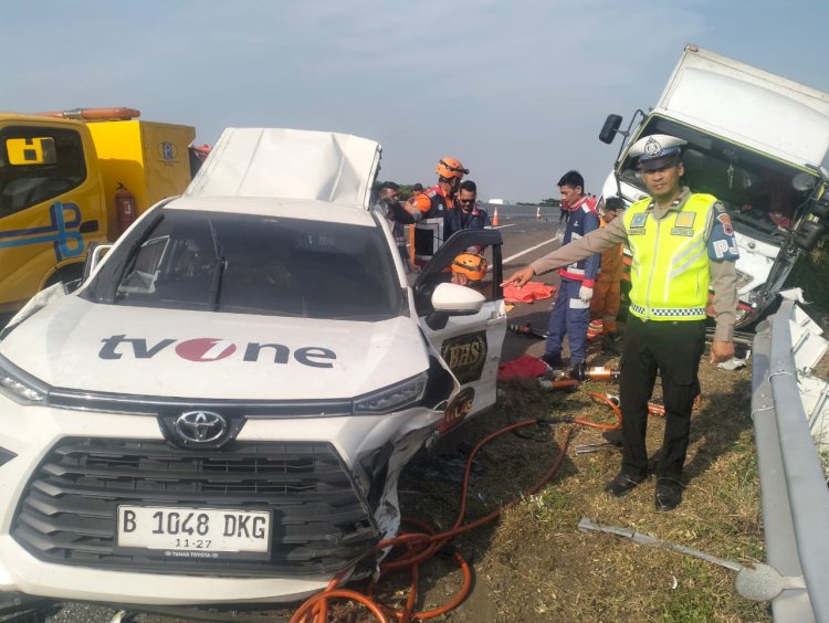 Mobil Liputan Kru TVOne Alami Kecelakaan Di Ruas Tol Jakarta-Pemalang, Kamis (31/10). Dokumentasi