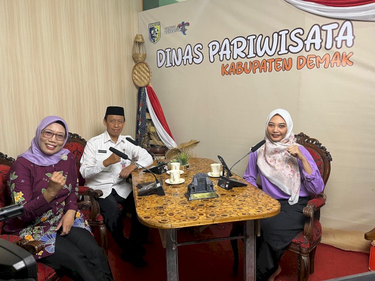 Perbincangan Kisah Di Balik Tembiring Creative Fun Ministudio Dinas Pariwisata Demak Dengan Host Citra Prabastari Mewawancarai Agung Hidayanto, Kepala Dinas Perpustakaan Dan Kearsipan dan Masluroh, Kepala Bidang Pengembangan Obyek Daya Tarik Wisata, Jumat (01/11). Istimewa/RMOLJawaTengah