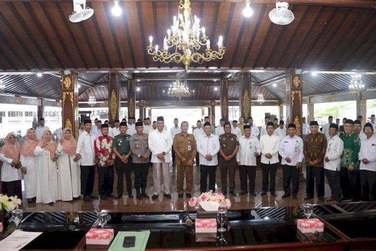 Sekretaris Daerah Kabupaten Sukoharjo Dan Majelis Ulama Indonesia (MUI) Kabupaten Sukoharjo Dalam Musyawarah Daerah (Musda) Ke-X Di Graha Pendopo Graha Satya Praja (GSP) Sekretariat Daerah Kabupaten Sukoharjo, Selasa (29/10). Istimewa/RMOLJawaTengah