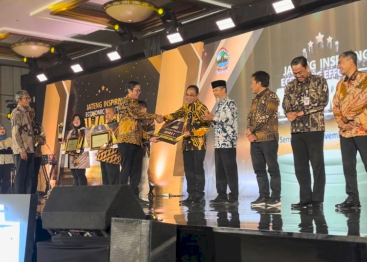 Pemerintah Provinsi Jawa Tengah memberikan penghargaan kepada Pemkot Semarang sebagai juara 1 kategori TPID Kabupaten/Kota Wilayah Indeks Harga Konsumen (IHK) Terbaik dalam kegiatan Jateng Inspiring Economic Effort Awards 2024 yang digelar di Gedung Rama Shinta, Patra Semarang Hotel & Convention, Jumat (1/11). Istimewa